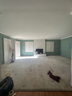 Living room at 2 Taft Ct before preparation